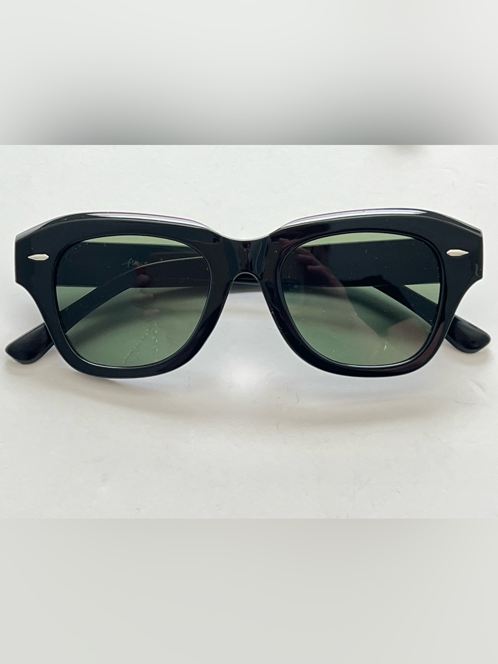 Free People Classic Square Women’s Black WGreen Lenses Sunglasses Pouch Included